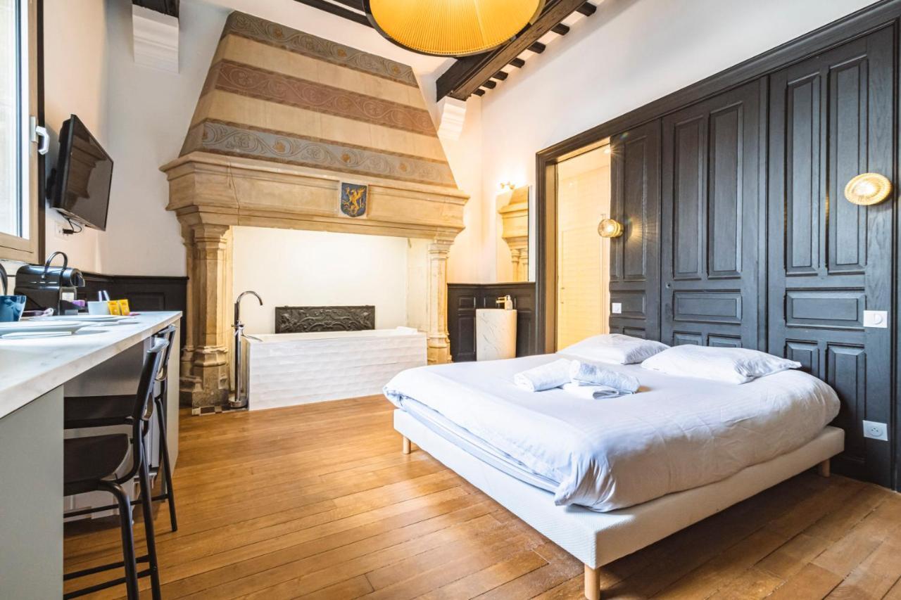 Appartement Tournelles VUE CATHEDRALE-Maison du XVIe siècle classé à Reims Extérieur photo