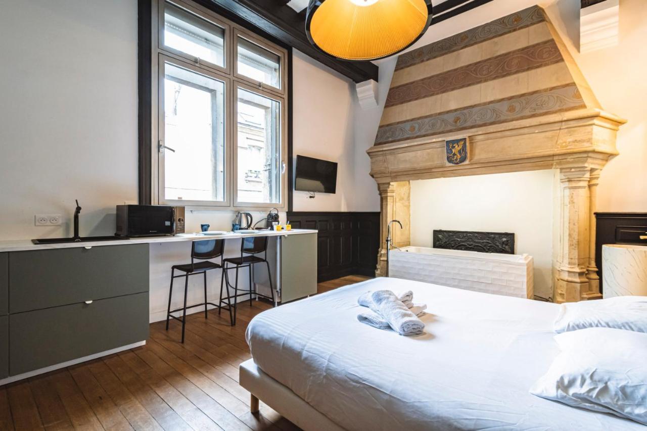 Appartement Tournelles VUE CATHEDRALE-Maison du XVIe siècle classé à Reims Extérieur photo